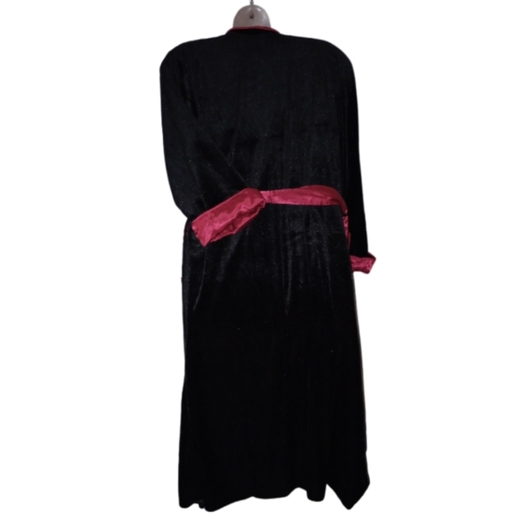 Black and red velvet robe - Picture 6 of 8